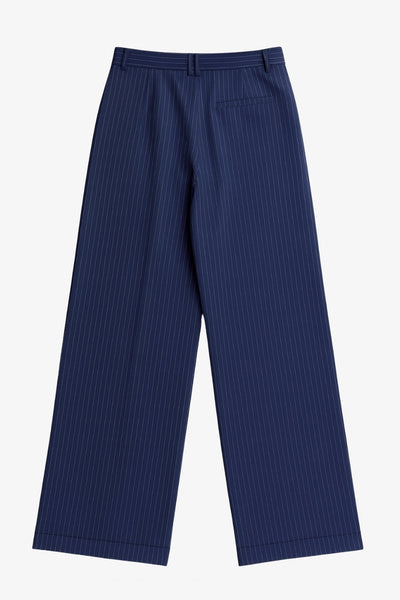 Pantalón de fit wide leg, estampado rayas, cintura alta con pretina y trabillas, pinzas frontales, bolsillos delanteros y vivo decorativo posterior. Cierre frontal con broche y cremallera ocultos.