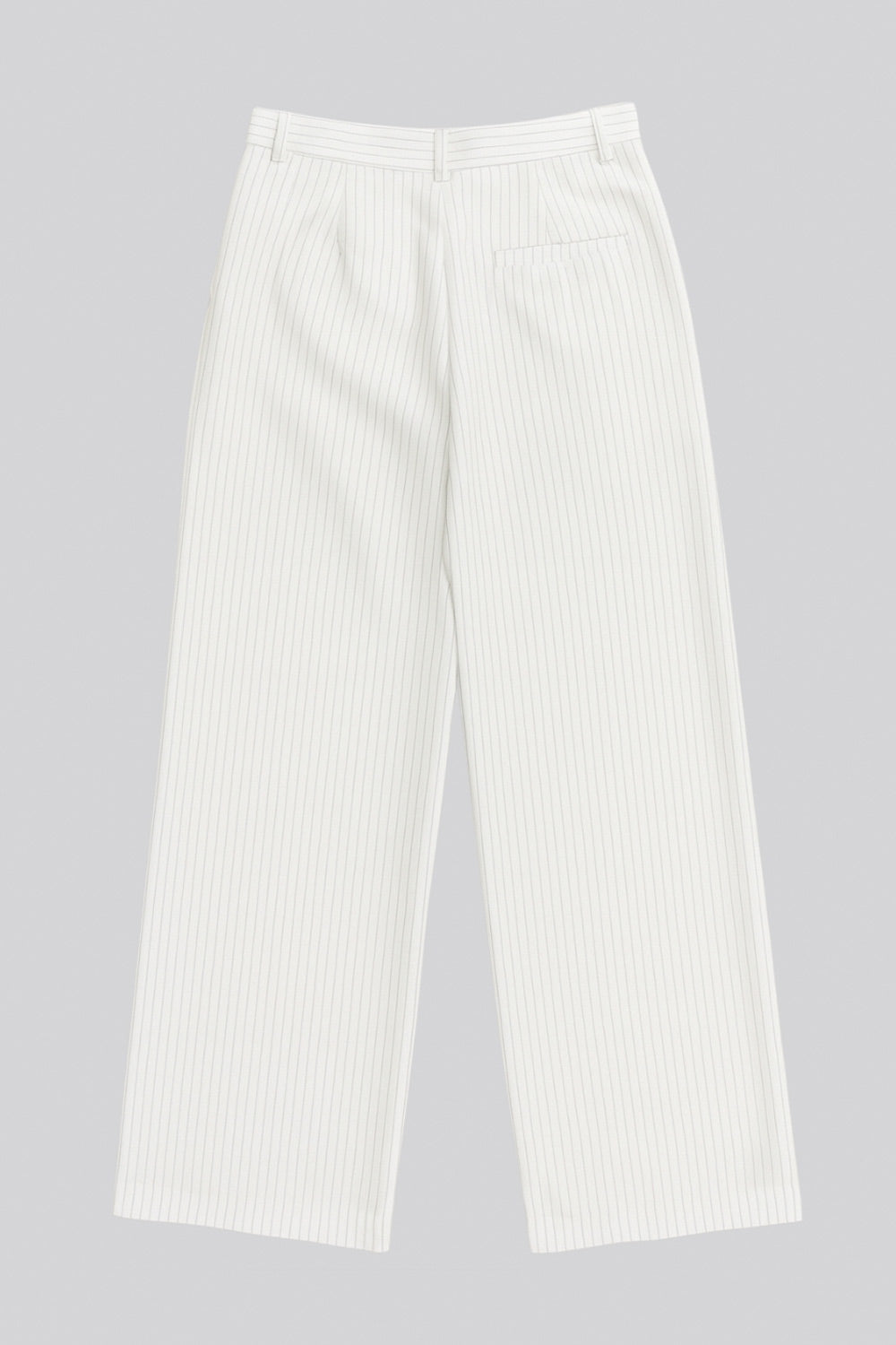 Pantalón de fit wide leg, estampado rayas, cintura alta con pretina y trabillas, pinzas frontales, bolsillos delanteros y vivo decorativo posterior. Cierre frontal con broche y cremallera ocultos.