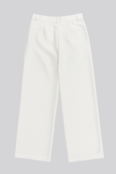 Pantalón de fit wide leg, estampado rayas, cintura alta con pretina y trabillas, pinzas frontales, bolsillos delanteros y vivo decorativo posterior. Cierre frontal con broche y cremallera ocultos.