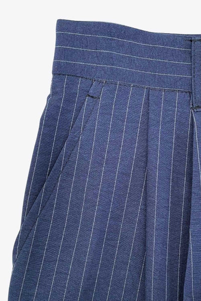 Pantalón de fit wide leg, estampado rayas, cintura alta con pretina y trabillas, pinzas frontales, bolsillos delanteros y vivo decorativo posterior. Cierre frontal con broche y cremallera ocultos.