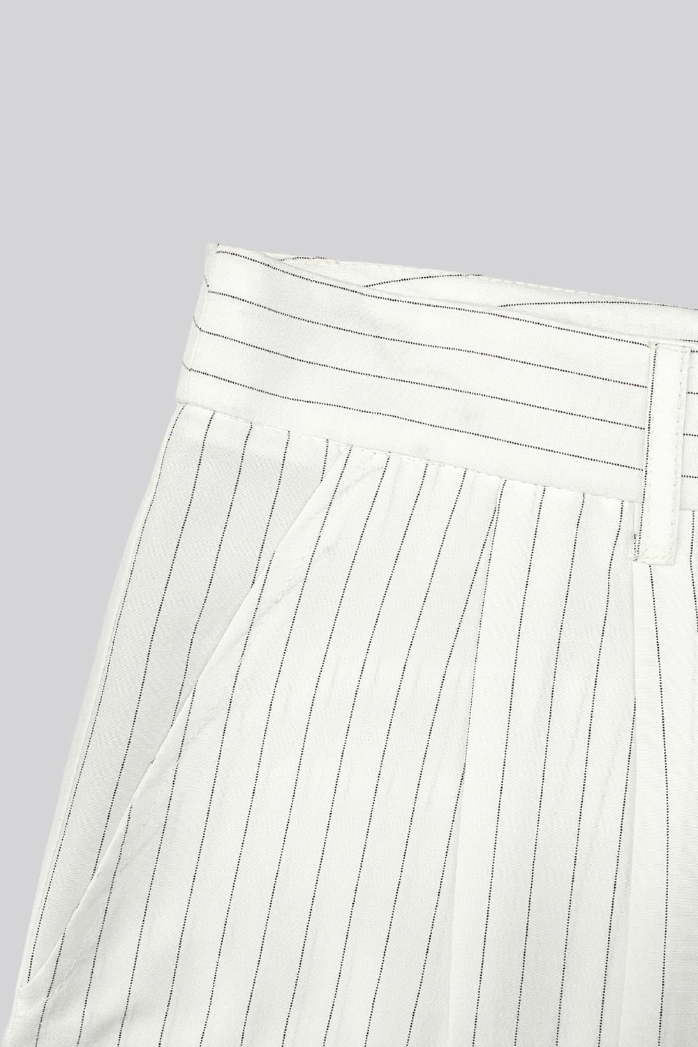 Pantalón de fit wide leg, estampado rayas, cintura alta con pretina y trabillas, pinzas frontales, bolsillos delanteros y vivo decorativo posterior. Cierre frontal con broche y cremallera ocultos.