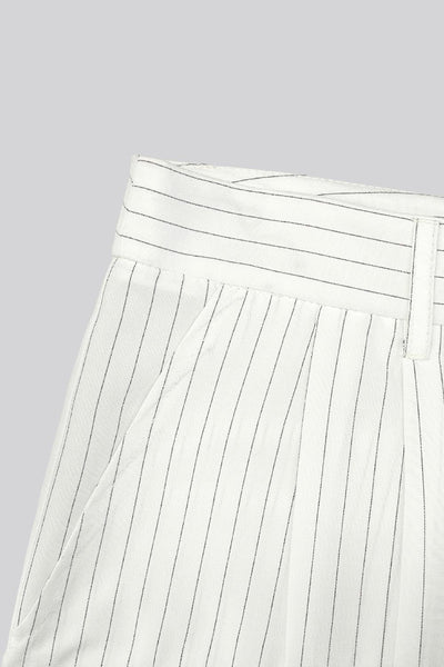 Pantalón de fit wide leg, estampado rayas, cintura alta con pretina y trabillas, pinzas frontales, bolsillos delanteros y vivo decorativo posterior. Cierre frontal con broche y cremallera ocultos.