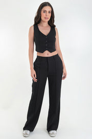 Pantalón de fit recto, cintura alta con pretina y trabillas, bolsillos delanteros y vivos decorativos posteriores. Detalle de raya frontal, cierre con broche y cremallera ocultos.
