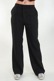 Pantalón de fit recto, cintura alta con pretina y trabillas, bolsillos delanteros y vivos decorativos posteriores. Detalle de raya frontal, cierre con broche y cremallera ocultos.