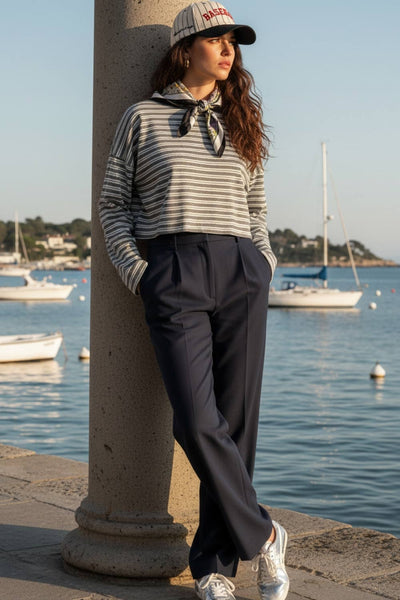 Pantalón de fit recto, pinzas frontales, cintura alta con pretina y trabillas, bolsillos delanteros, cierre frontal con broche y cremallera ocultos.