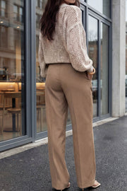 Pantalón de fit recto, pinzas frontales, cintura alta con pretina y trabillas, bolsillos delanteros, cierre frontal con broche y cremallera ocultos.