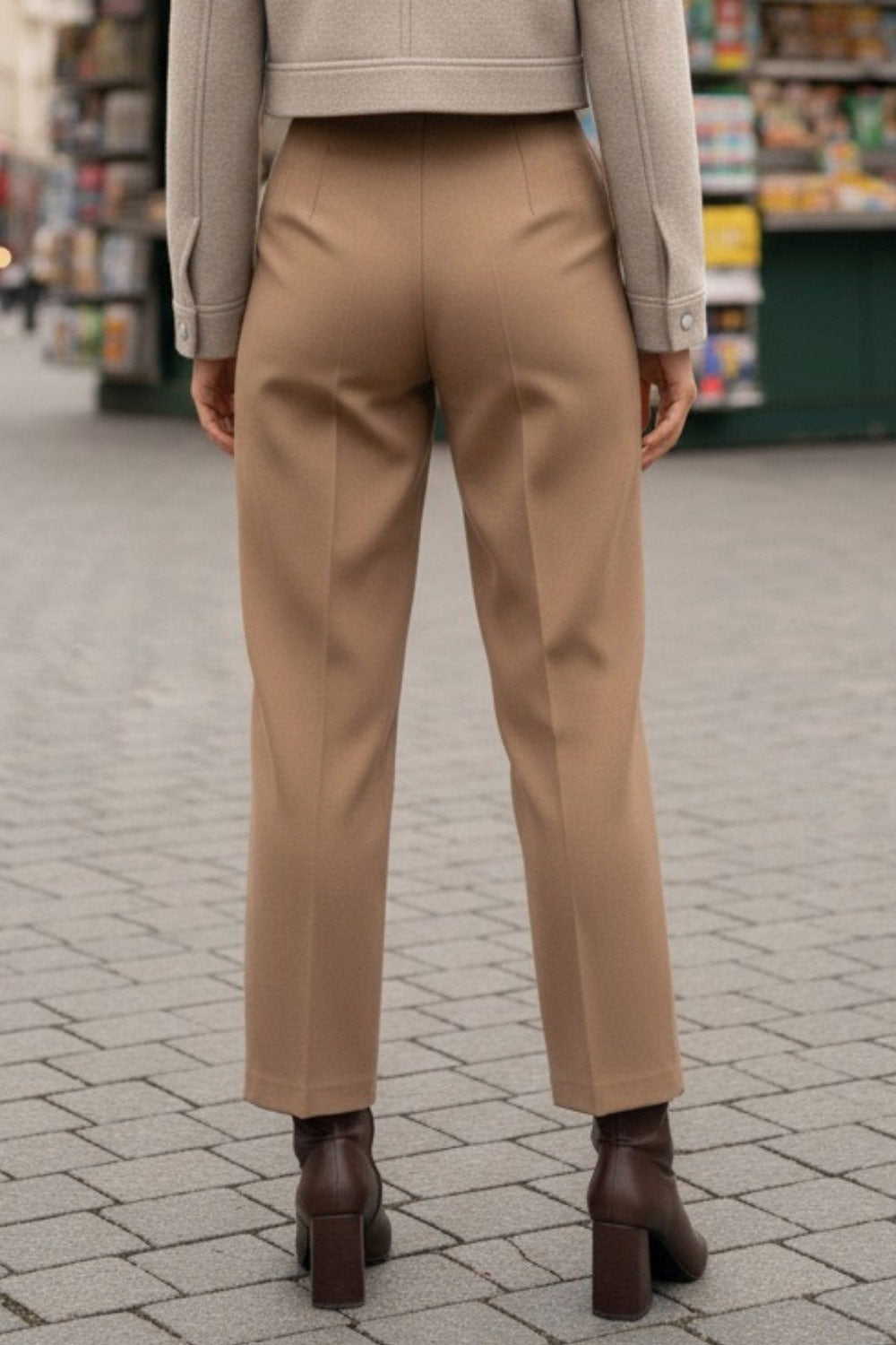 Pantalón de fit recto, cintura alta con pinzas, vivos decorativos frontales, detalle posterior en v, raya frontal y posterior. Cierre frontal con cremallera oculta.