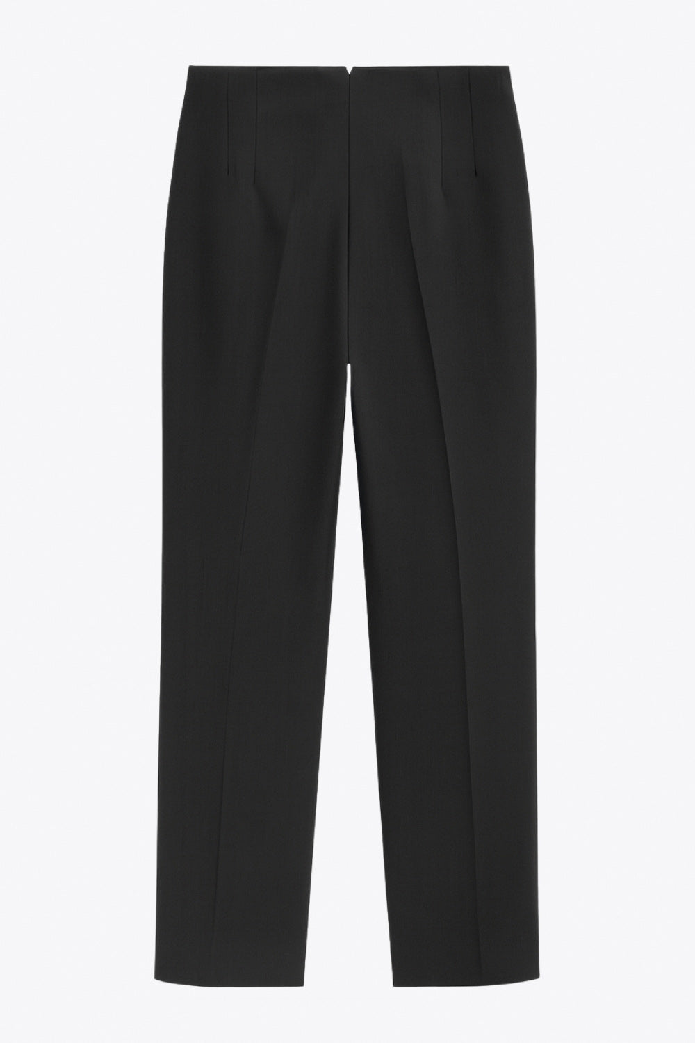 Pantalón de fit recto, cintura alta con pinzas, vivos decorativos frontales, detalle posterior en v, raya frontal y posterior. Cierre frontal con cremallera oculta.