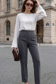 Pantalón de fit recto, cintura alta con pinzas, vivos decorativos frontales, detalle posterior en v, raya frontal y posterior. Cierre frontal con cremallera oculta.