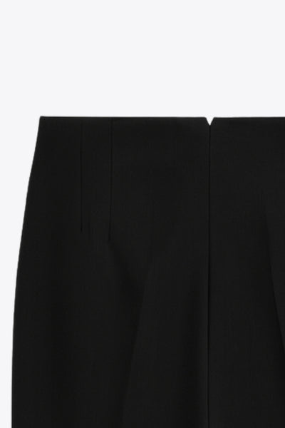 Pantalón de fit recto, cintura alta con pinzas, vivos decorativos frontales, detalle posterior en v, raya frontal y posterior. Cierre frontal con cremallera oculta.