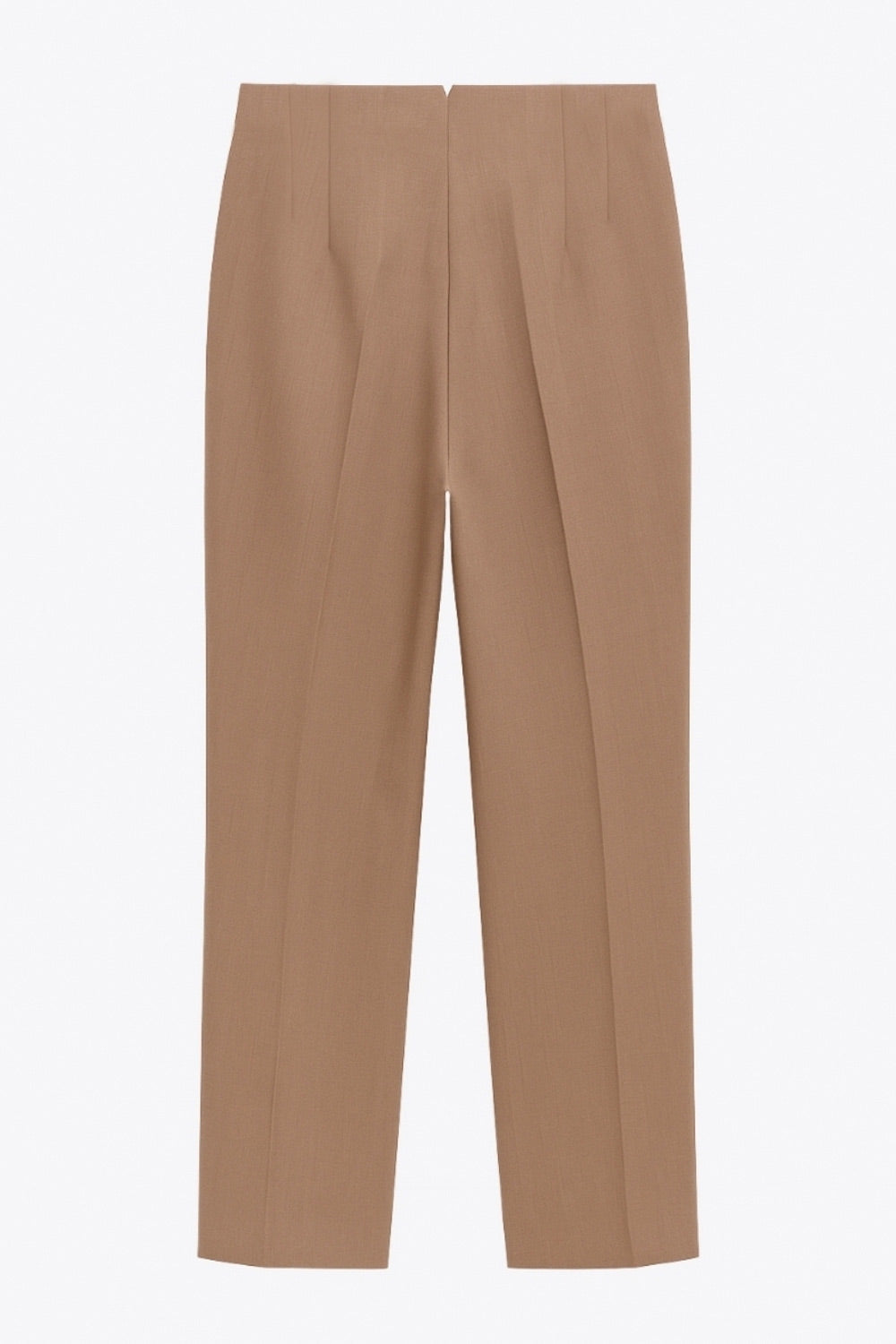 Pantalón de fit recto, cintura alta con pinzas, vivos decorativos frontales, detalle posterior en v, raya frontal y posterior. Cierre frontal con cremallera oculta.