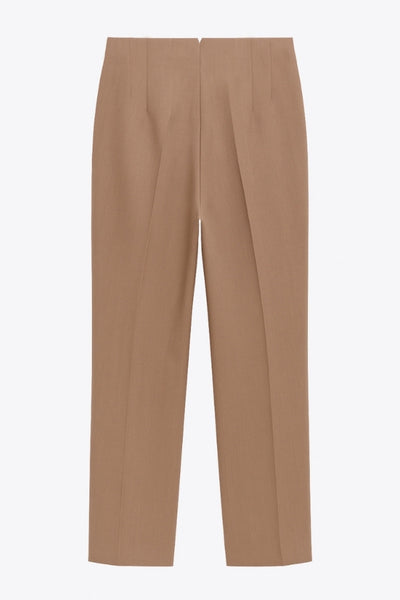 Pantalón de fit recto, cintura alta con pinzas, vivos decorativos frontales, detalle posterior en v, raya frontal y posterior. Cierre frontal con cremallera oculta.