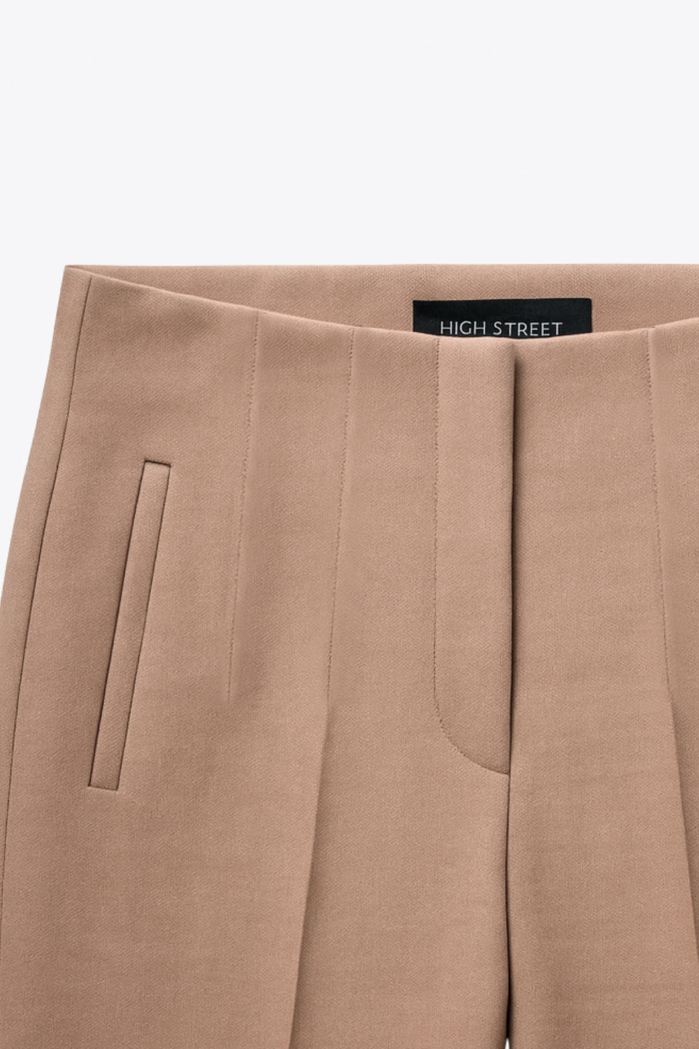 Pantalón de fit recto, cintura alta con pinzas, vivos decorativos frontales, detalle posterior en v, raya frontal y posterior. Cierre frontal con cremallera oculta.