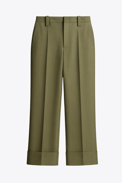 Pantalón cropped de fit recto, cintura media con pretina y trabillas, bolsillos delanteros y posteriores de parche. Detalle de raya frontal y posterior, doblez en bajo, cierre frontal con broche y cremallera oculta.