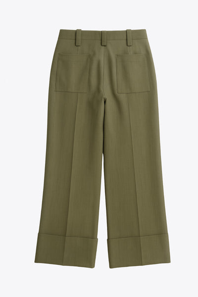 Pantalón cropped de fit recto, cintura media con pretina y trabillas, bolsillos delanteros y posteriores de parche. Detalle de raya frontal y posterior, doblez en bajo, cierre frontal con broche y cremallera oculta.