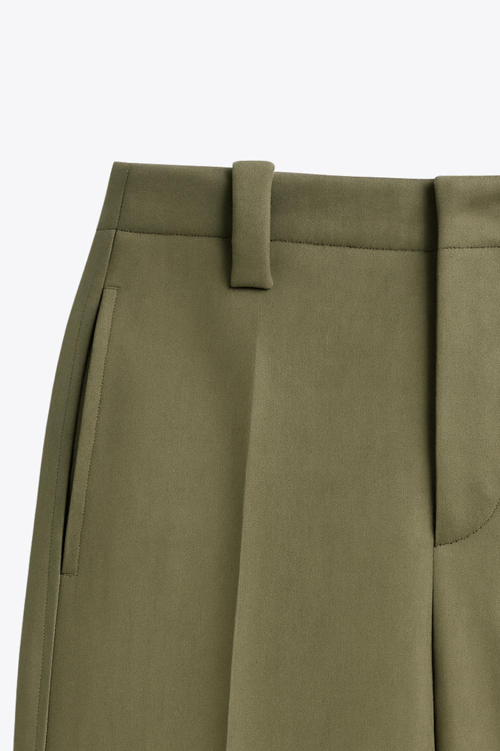 Pantalón cropped de fit recto, cintura media con pretina y trabillas, bolsillos delanteros y posteriores de parche. Detalle de raya frontal y posterior, doblez en bajo, cierre frontal con broche y cremallera oculta.