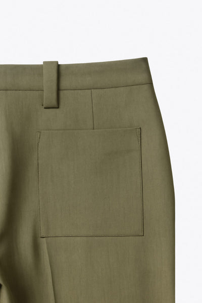 Pantalón cropped de fit recto, cintura media con pretina y trabillas, bolsillos delanteros y posteriores de parche. Detalle de raya frontal y posterior, doblez en bajo, cierre frontal con broche y cremallera oculta.