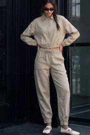 Pantalón fluido de fit recto, bolsillos delanteros de parche, cintura media con pretina elástica y jareta frontal ajustable. Detalle de bajo con rib elástico.