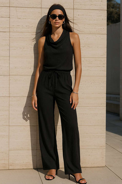 Pantalón de fit fluido, bolsillos delanteros, cintura media con pretina elástica y jareta frontal ajustable.