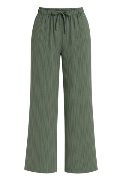 Pantalón de fit fluido, bolsillos delanteros, cintura media con pretina elástica y jareta frontal ajustable.