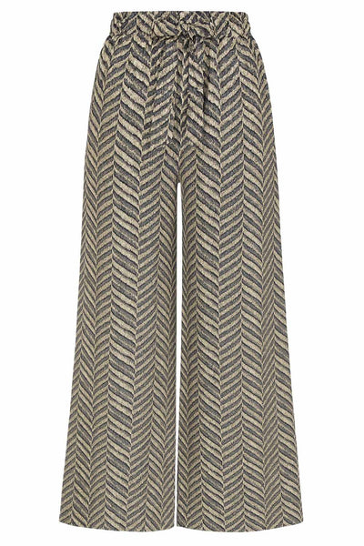 Pantalón estampado de fit fluido, bolsillos delanteros y cintura alta elástica con jareta frontal ajustable.