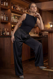 Pantalón satinado de fit recto, cintura alta con pretina y trabillas, bolsillos delanteros, pinzas, cierre frontal con broche y cremallera ocultos.