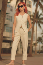 Pantalón cropped de fit recto, cintura media con pretina y trabillas, bolsillos delanteros y posteriores con cartera. Detalle de cinturón en contraste con hebilla, pinza frontal con raya, cierre frontal con broche y cremallera oculta.