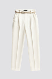 Pantalón cropped de fit recto, cintura media con pretina y trabillas, bolsillos delanteros y posteriores con cartera. Detalle de cinturón en contraste con hebilla, pinza frontal con raya, cierre frontal con broche y cremallera oculta.