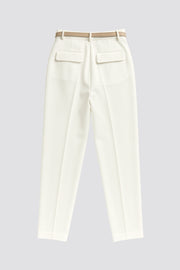 Pantalón cropped de fit recto, cintura media con pretina y trabillas, bolsillos delanteros y posteriores con cartera. Detalle de cinturón en contraste con hebilla, pinza frontal con raya, cierre frontal con broche y cremallera oculta.