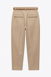 Pantalón cropped de fit recto, cintura media con pretina y trabillas, bolsillos delanteros y posteriores con cartera. Detalle de cinturón en contraste con hebilla, pinza frontal con raya, cierre frontal con broche y cremallera oculta.