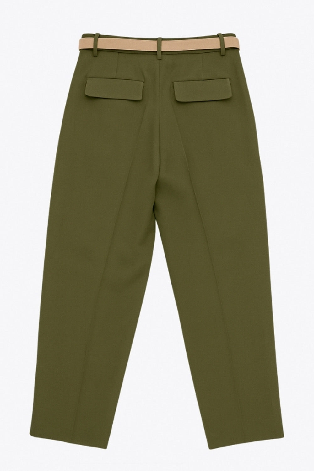 Pantalón cropped de fit recto, cintura media con pretina y trabillas, bolsillos delanteros y posteriores con cartera. Detalle de cinturón en contraste con hebilla, pinza frontal con raya, cierre frontal con broche y cremallera oculta.