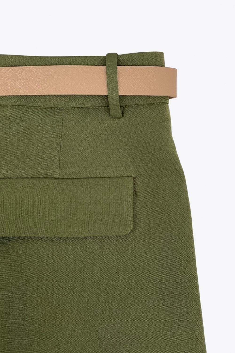 Pantalón cropped de fit recto, cintura media con pretina y trabillas, bolsillos delanteros y posteriores con cartera. Detalle de cinturón en contraste con hebilla, pinza frontal con raya, cierre frontal con broche y cremallera oculta.