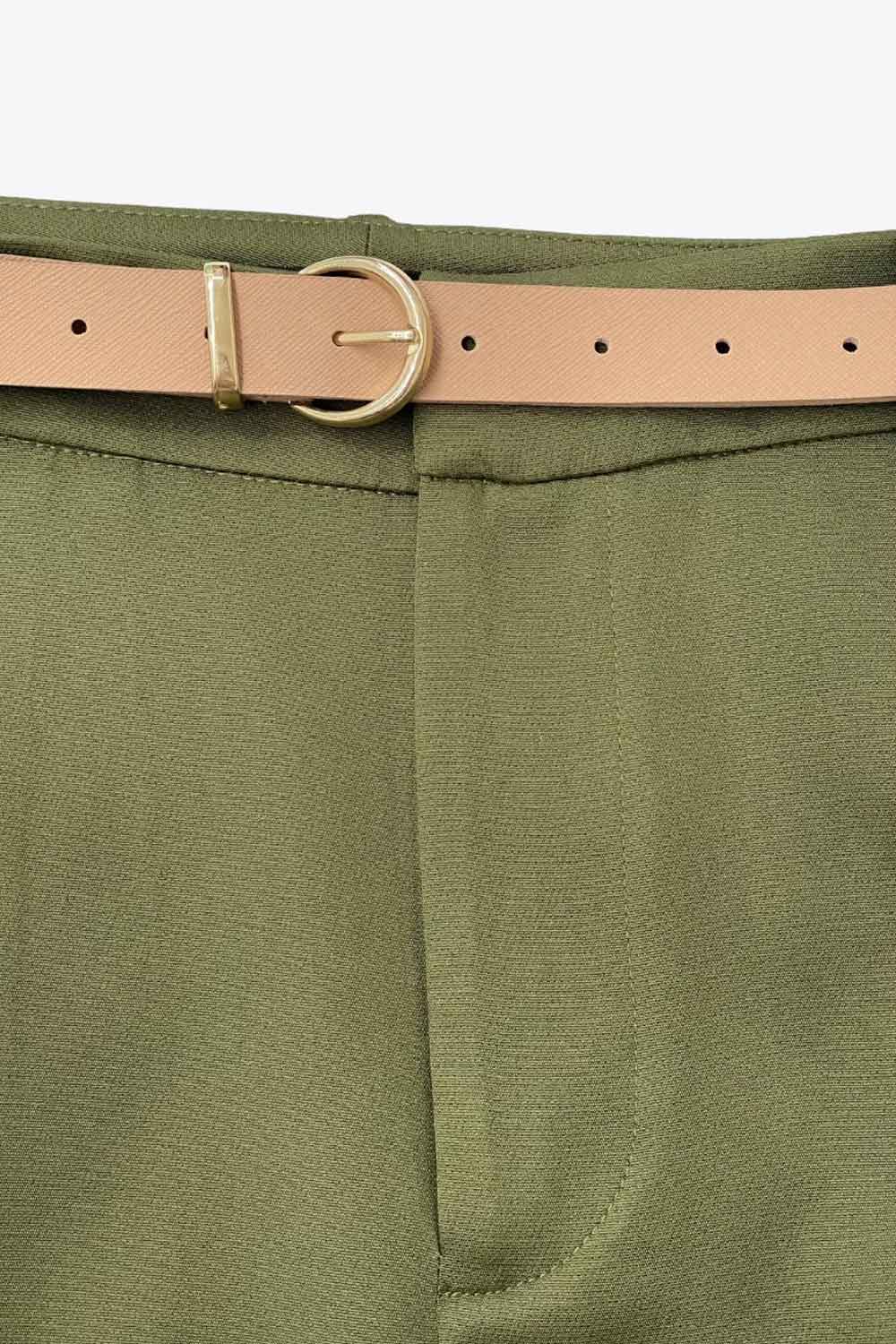 Pantalón cropped de fit recto, cintura media con pretina y trabillas, bolsillos delanteros y posteriores con cartera. Detalle de cinturón en contraste con hebilla, pinza frontal con raya, cierre frontal con broche y cremallera oculta.