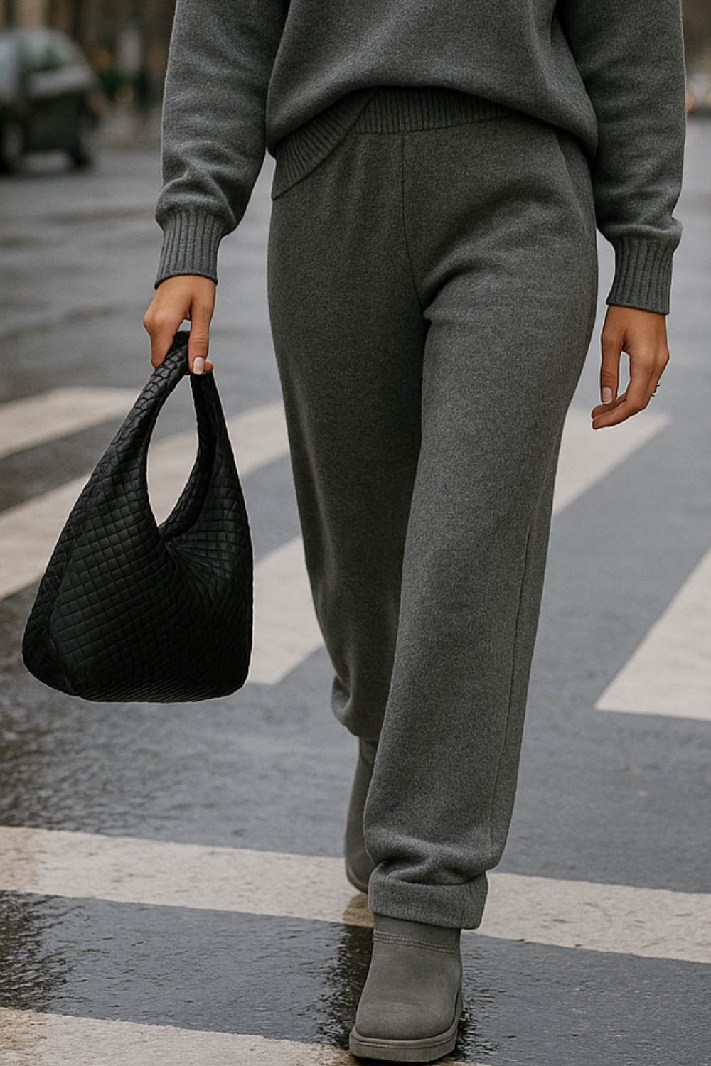 Pantalón de punto fit recto, cintura media con pretina elástica y rib en bajo.