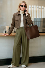 Pantalón de fit wide leg, cintura alta con pretina criss cross y detalle decorativo, pinzas frontales, bolsillos delanteros, cierre frontal con botones en contraste y cremallera oculta.