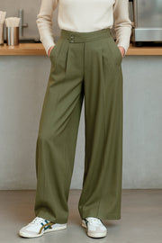 Pantalón de fit wide leg, cintura alta con pretina criss cross y detalle decorativo, pinzas frontales, bolsillos delanteros, cierre frontal con botones en contraste y cremallera oculta.