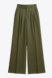 Pantalón de fit wide leg, cintura alta con pretina criss cross y detalle decorativo, pinzas frontales, bolsillos delanteros, cierre frontal con botones en contraste y cremallera oculta.