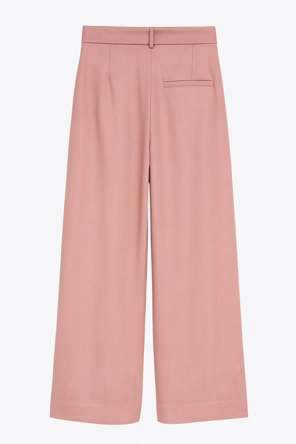 Pantalón de fit fluido, cintura alta con pretina y trabillas, pinzas frontales, bolsillos delanteros y vivo decorativo posterior. Cierre frontal con broche y cremallera ocultos.