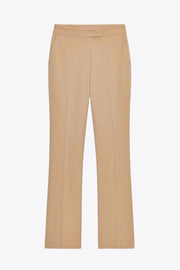 Pantalón ajustado de fit flare, cintura media con pretina, bolsillos delanteros y vivos decorativos posteriores. Cierre frontal con broche y cremallera ocultos.
