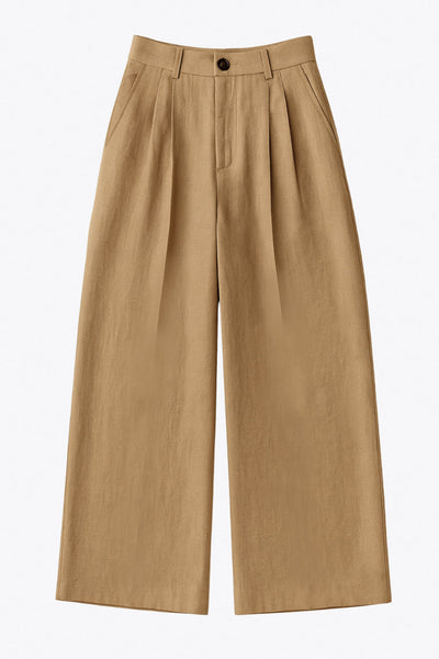 Pantalón de fit wide leg, cintura alta con pretina y trabillas, pinzas frontales, bolsillos delanteros y vivo decorativo posterior. Cierre con botón y cremallera oculta.
