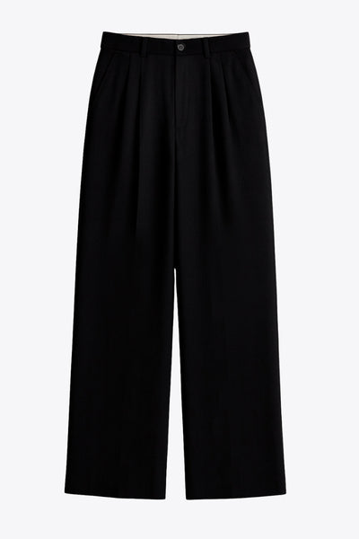 Pantalón de fit wide leg, cintura alta con pretina y trabillas, pinzas frontales, bolsillos delanteros y vivo decorativo posterior. Cierre con botón y cremallera oculta.