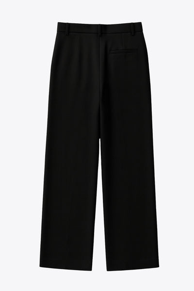 Pantalón de fit wide leg, cintura alta con pretina y trabillas, pinzas frontales, bolsillos delanteros y vivo decorativo posterior. Cierre con botón y cremallera oculta.