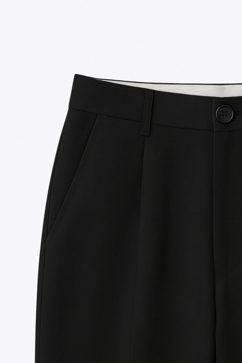 Pantalón de fit wide leg, cintura alta con pretina y trabillas, pinzas frontales, bolsillos delanteros y vivo decorativo posterior. Cierre con botón y cremallera oculta.