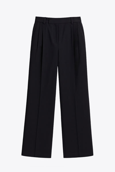Pantalón de fit wide leg, cintura alta con pretina elástica posterior y trabillas, pinzas frontales, bolsillos delanteros y vivo decorativo posterior. Cierre frontal con broche y cremallera ocultos. Detalle de raya frontal y posterior.