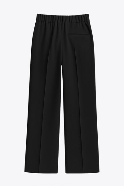 Pantalón de fit wide leg, cintura alta con pretina elástica posterior y trabillas, pinzas frontales, bolsillos delanteros y vivo decorativo posterior. Cierre frontal con broche y cremallera ocultos. Detalle de raya frontal y posterior.