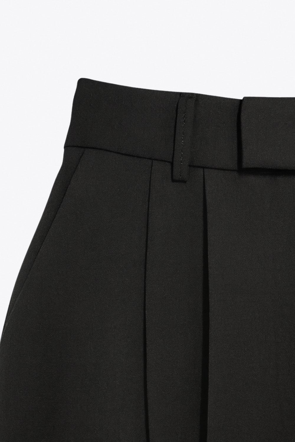 Pantalón de fit wide leg, cintura alta con pretina elástica posterior y trabillas, pinzas frontales, bolsillos delanteros y vivo decorativo posterior. Cierre frontal con broche y cremallera ocultos. Detalle de raya frontal y posterior.