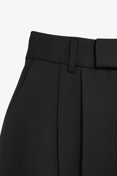 Pantalón de fit wide leg, cintura alta con pretina elástica posterior y trabillas, pinzas frontales, bolsillos delanteros y vivo decorativo posterior. Cierre frontal con broche y cremallera ocultos. Detalle de raya frontal y posterior.