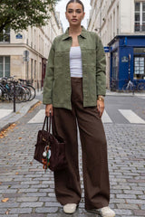 Pantalón wide leg cintura media con trabillas laterales