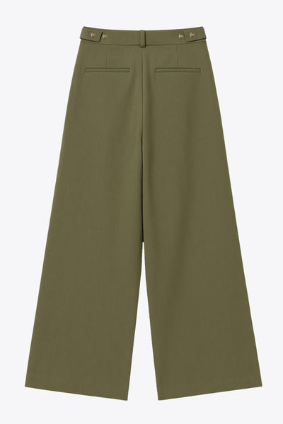 Pantalón de fit wide leg, cintura media con pretina, trabillas ajustables laterales, pinzas frontales, bolsillos delanteros y vivos decorativos posteriores. Cierre frontal con broche y cremallera ocultos.