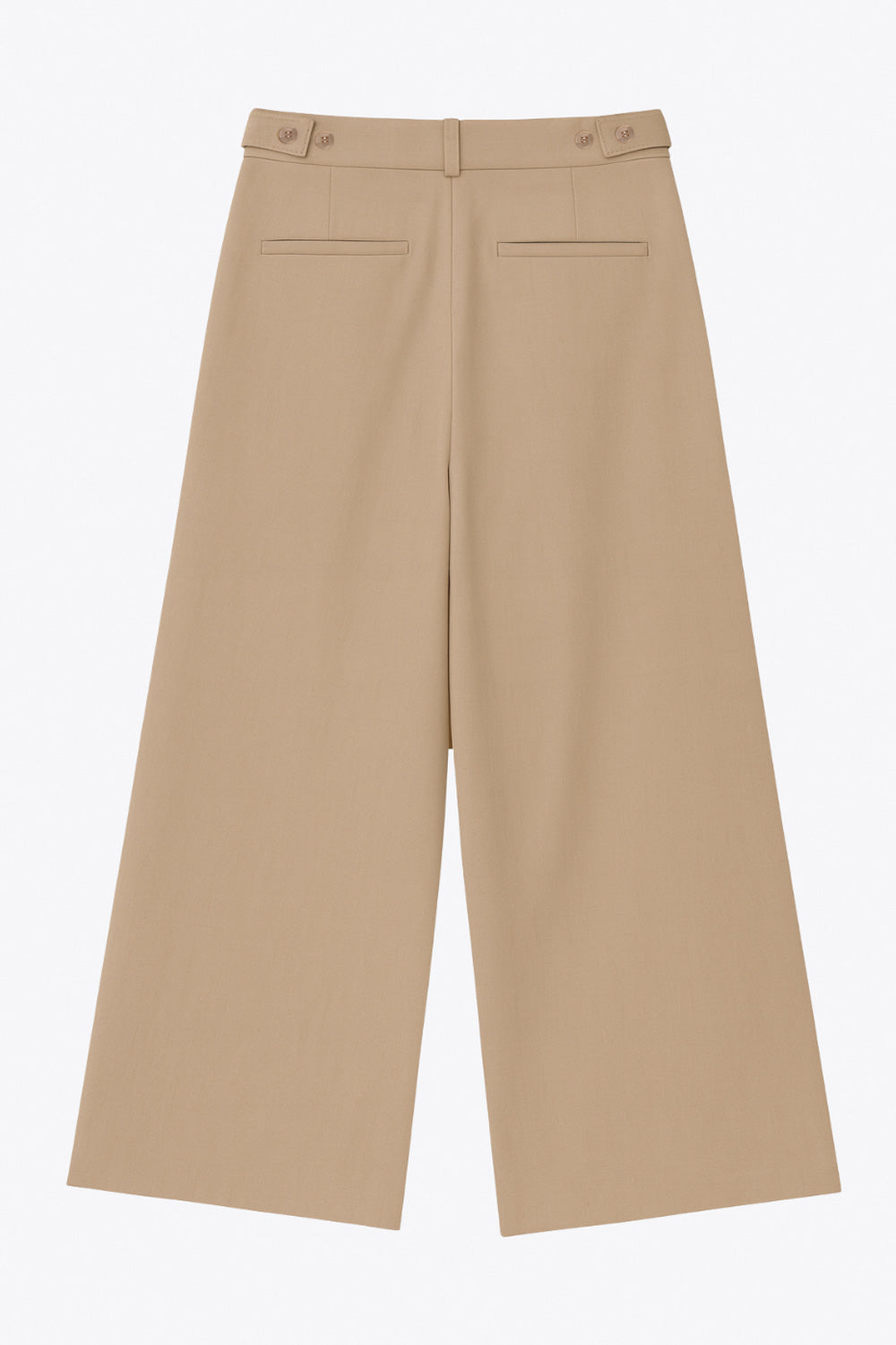 Pantalón de fit wide leg, cintura media con pretina, trabillas ajustables laterales, pinzas frontales, bolsillos delanteros y vivos decorativos posteriores. Cierre frontal con broche y cremallera ocultos.